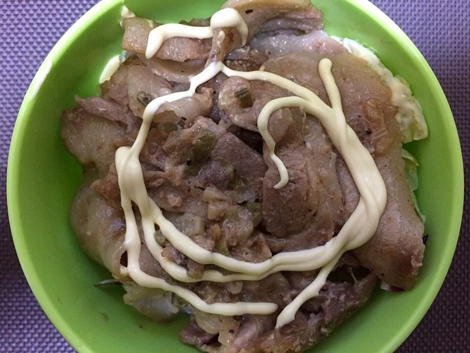 Snapdishの料理写真:豚肉塩炒め丼|ばーさんさん