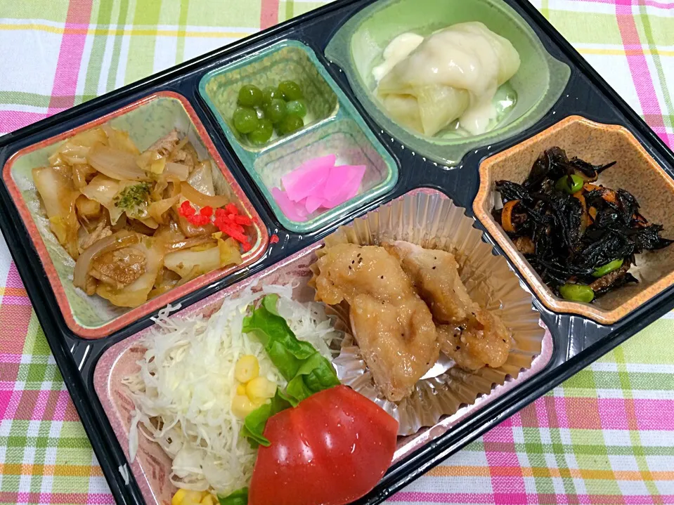 Snapdishの料理写真:塩だれ鳥の唐揚げ 日替わり弁当 豊川市宅配|Naokazu Kuritaさん