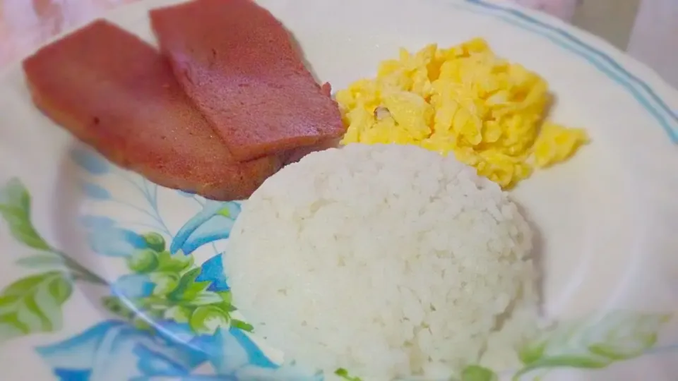 Snapdishの料理写真:#breakfast #scrambledegg #luncheonmeat #steamedrice|Ivy Emia Astovezaさん