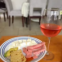 Snapdishの料理写真:Botana sana y proteica! Y una merecida copa de vino!|Karla Castellanosさん