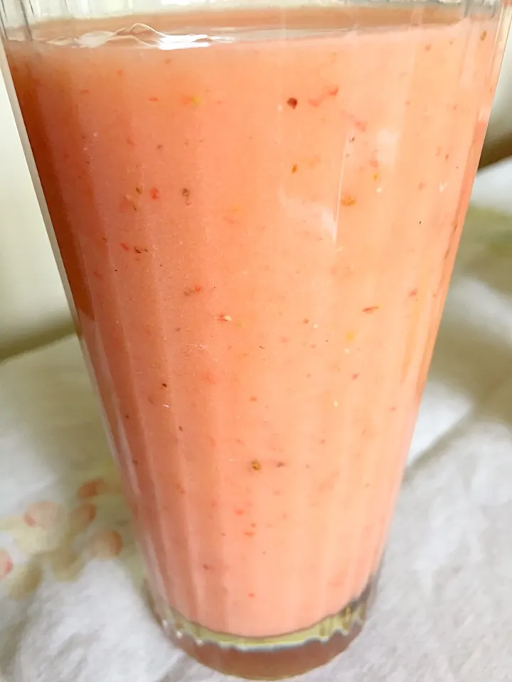 Fruits smoothie; pineapples strawberries, kiwi, chia seeds, water|YDKOさん