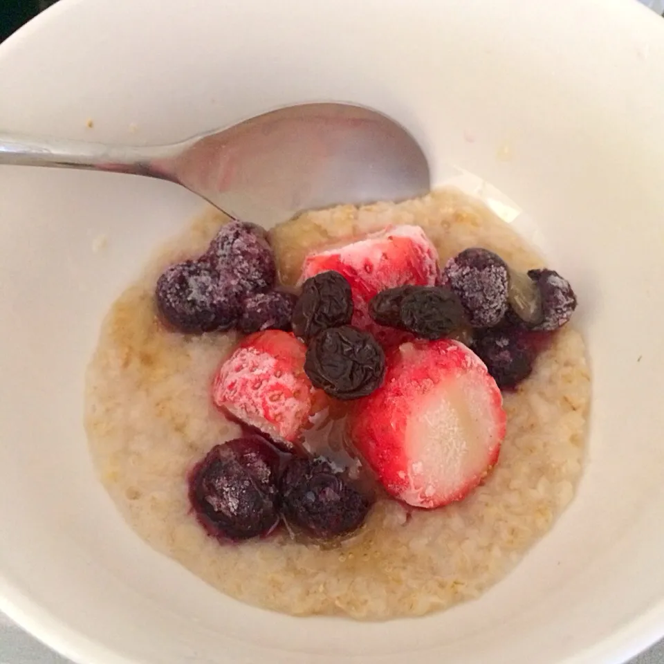 Organic oatmeal with berries|Kath Kanekoさん