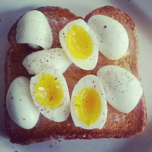 quail eggs on toast|CHUENCHAIさん