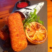 Fish In Chips... Smoked snapper & Manchego potato gratin chips with tomato sauce, fried capers and grilled lemon!|Michael Jonesさん