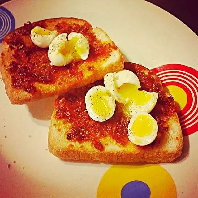 pepperoni pesto,quail eggs on toast|CHUENCHAIさん