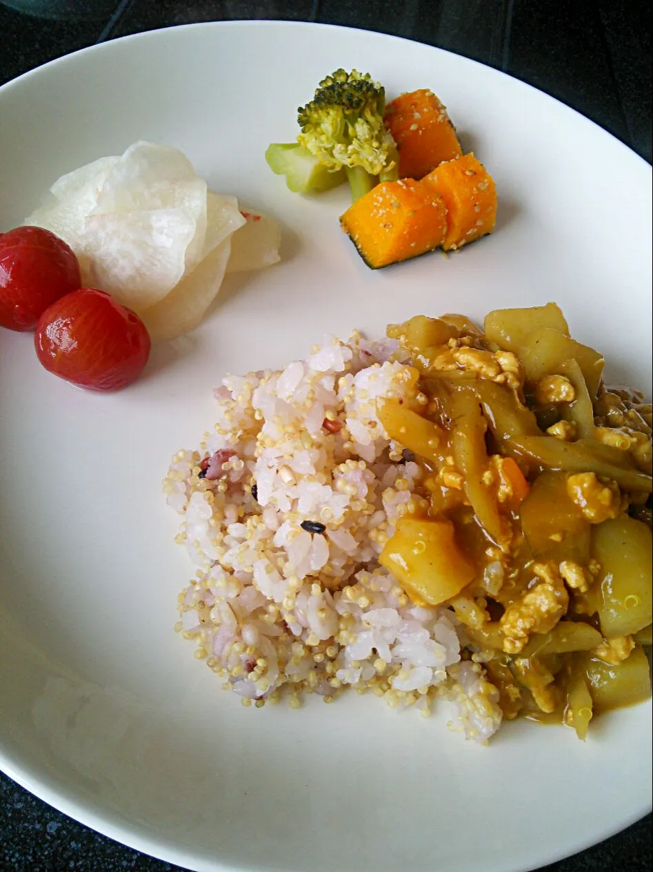 茄子と牛蒡、ひき肉のカレー
大根とミニトマトのハチミツレモンマリネ
かぼちゃとブロッコリーのごま塩和え|吉田朋美さん