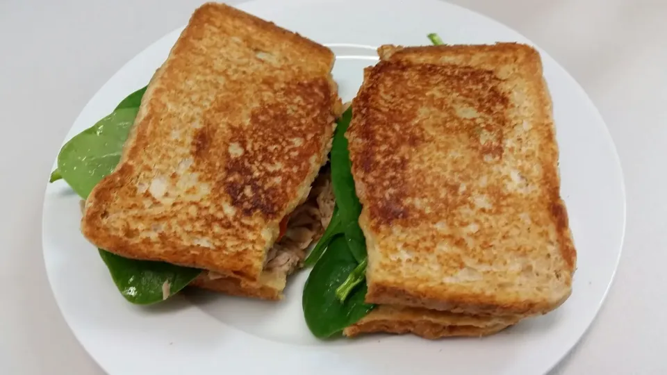 tuna + baby spinach sandwich for my lunch @work|Gem Reyesさん