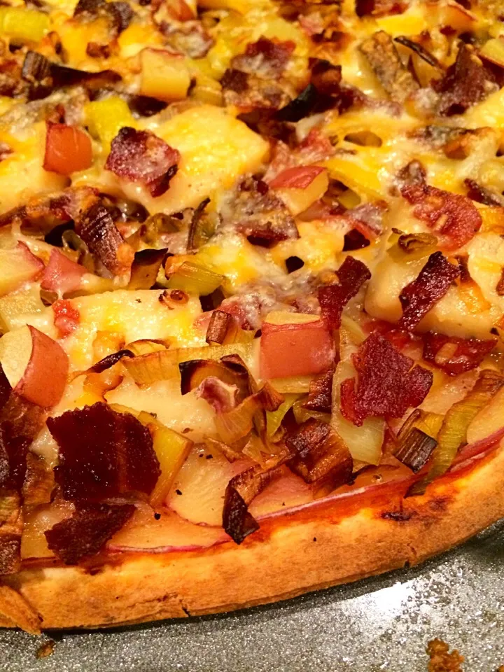 Caramelized Leek, Potato, & Bacon Pizza with Black Pepper Cheddar|idgara000さん