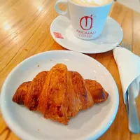 Snapdishの料理写真:butter croissant with creme brulle coffee #anomalicoffee|Putri Setyandariさん