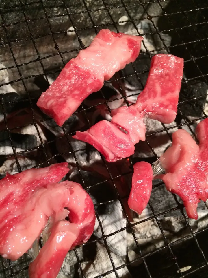 Snapdishの料理写真:行きつけ肉屋のとろけるローステキ❤️炭火で〜|Chyca Yunagaさん