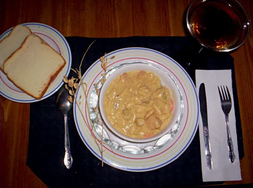 Creamy Fried Chunks Chicken w/ Steamed Broccoli & Baby Carrots. Served w/ 2 Slices White Weat Bread
Light Soft Wine|Chef Stephonさん