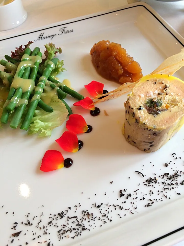 Snapdishの料理写真:Nougat de foie gras parfume au thé bourg-tibourg, chutney d'ananas et creme de balsamique, salade de fins haricots verts ;))) @ Mariage freres|aястасияさん