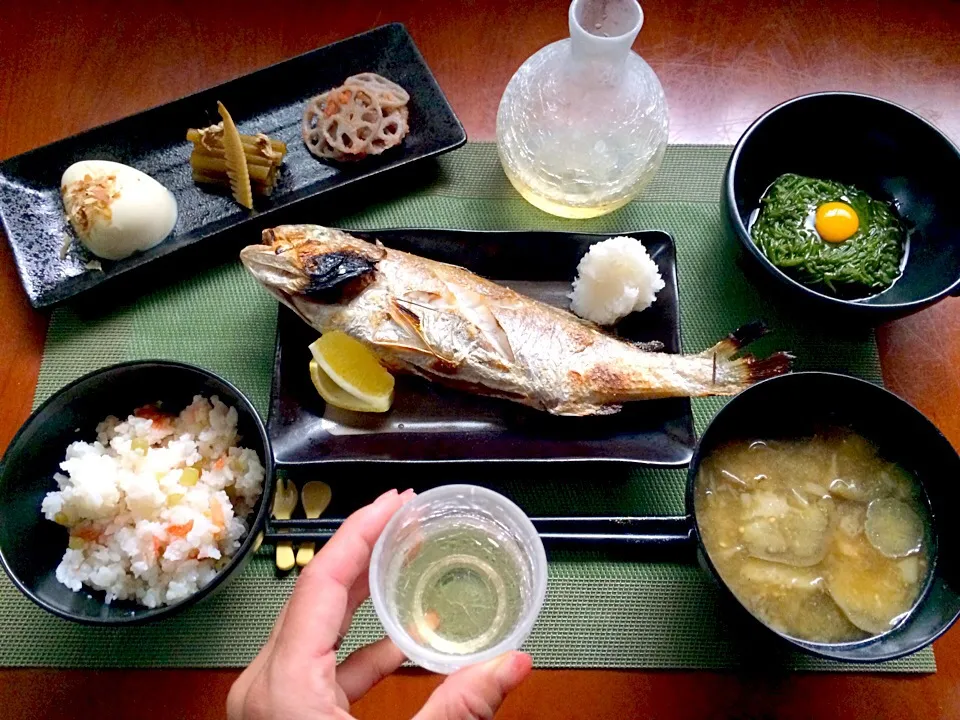 Snapdishの料理写真:Today's Dinner🍴前菜･いしもちの塩焼き･桜海老と蕗の炊き込みご飯･めかぶ･茄子のお味噌汁|🌈Ami🍻さん