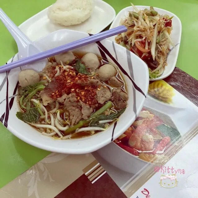 🙏🏻Papaya Salad & Beef Noodle Soup🍜🐃|🎀Kittyna🌸さん