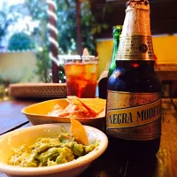 Guacamole y Negra Modelo|Rodolfo Floresさん