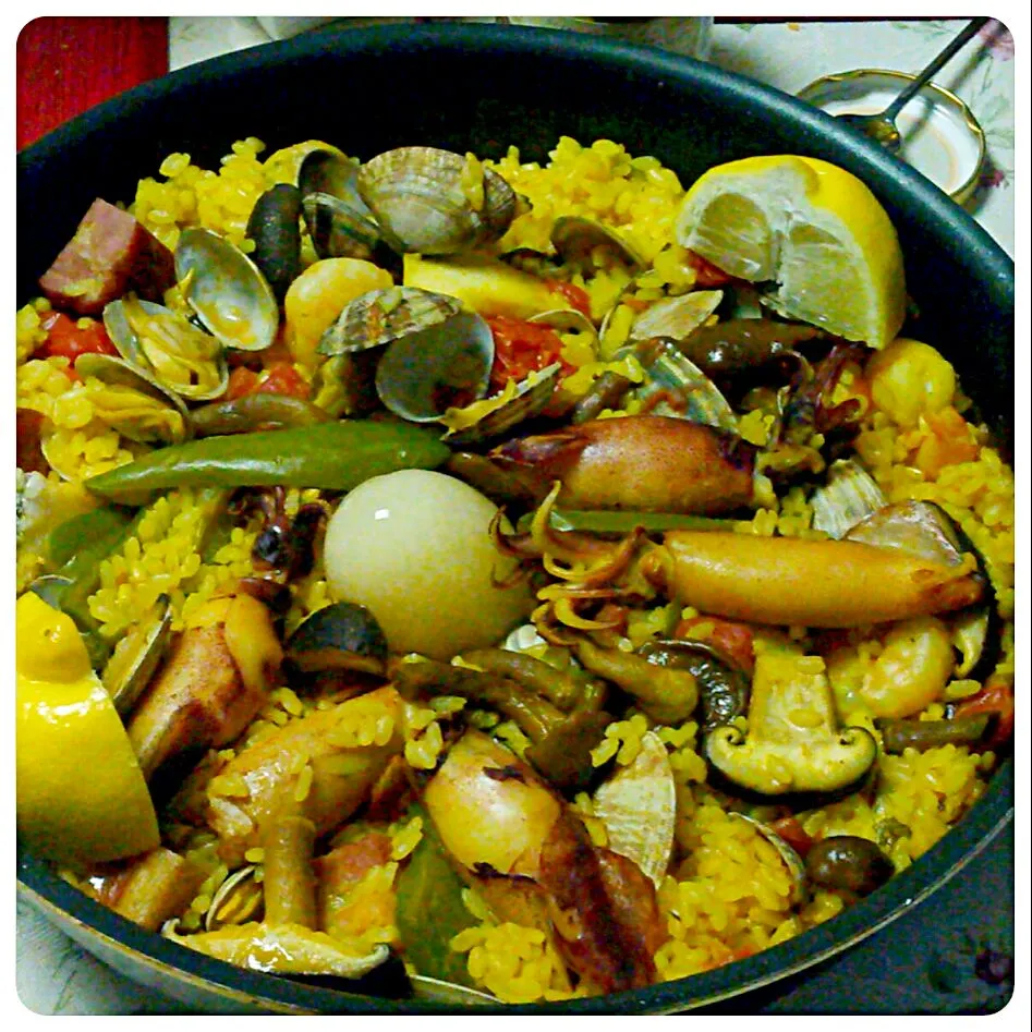 東京出張シェフ～Paella（パエジャ＝彼女のために）を作りました＼(^^)／
真ん中に冷凍卵を飾りました(^_^)/~~|quitaさん