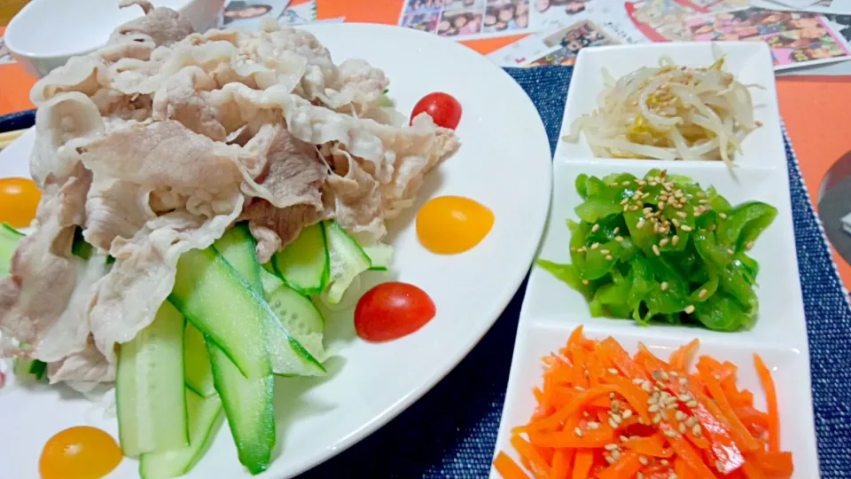 茹で豚と野菜と糖質ゼロ麺のゴマドレサラダと、ナムル盛り合わせ♪|うえはらありささん