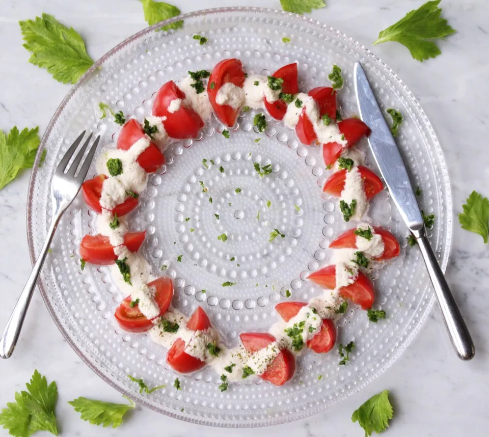 10 minutes diet tomato salada 本日のランチメニュー♡ 10分でできる低カロリーフルーツトマトのカプレーゼ風サラダ|Yukiko Matsudaさん