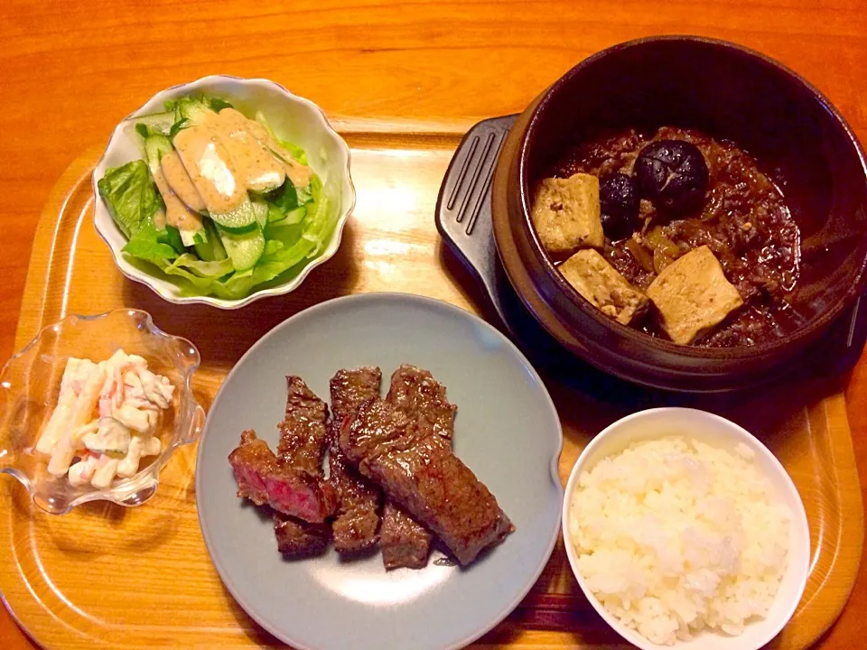 ステーキ、肉豆腐、マカロニサラダ、グリーンサラダ|yuyusuzuさん