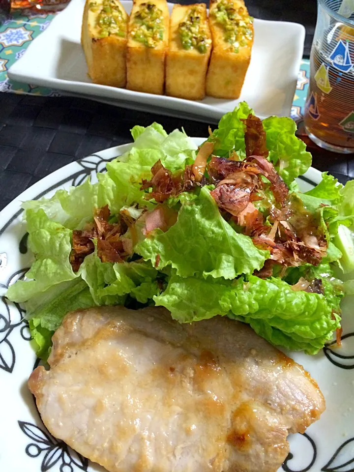 2015.5.14＊夕飯はロースのしょうゆ麹漬け、厚揚げネギ味噌はさみ、納豆でした。グリーンリーフは実家で栽培したのを頂きました。|桜椛さん