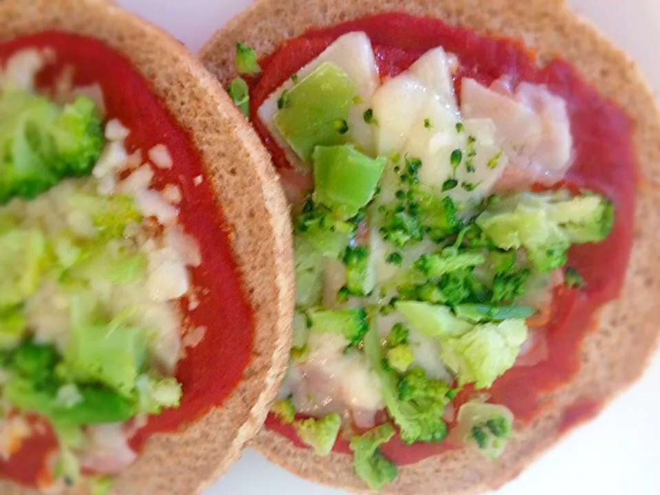 Mini pizzas made with sandwich thins, homemade sauce, Parmesan, and broccoli|Nichole Doolingさん