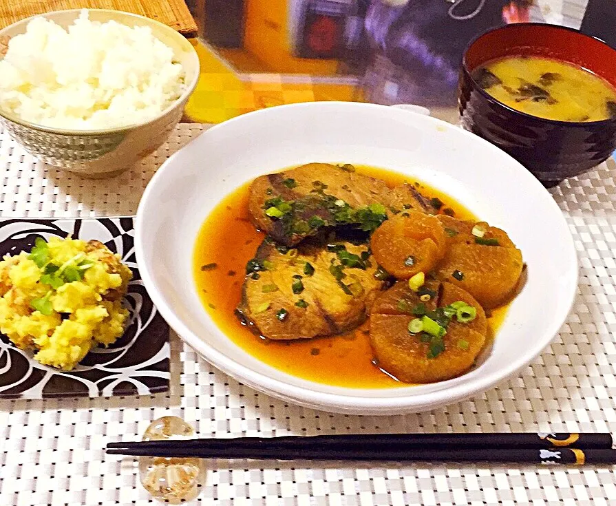 Snapdishの料理写真:ぶり大根。ポテトサラダ。じゃがいもとワカメの味噌汁。|OGIPAINさん