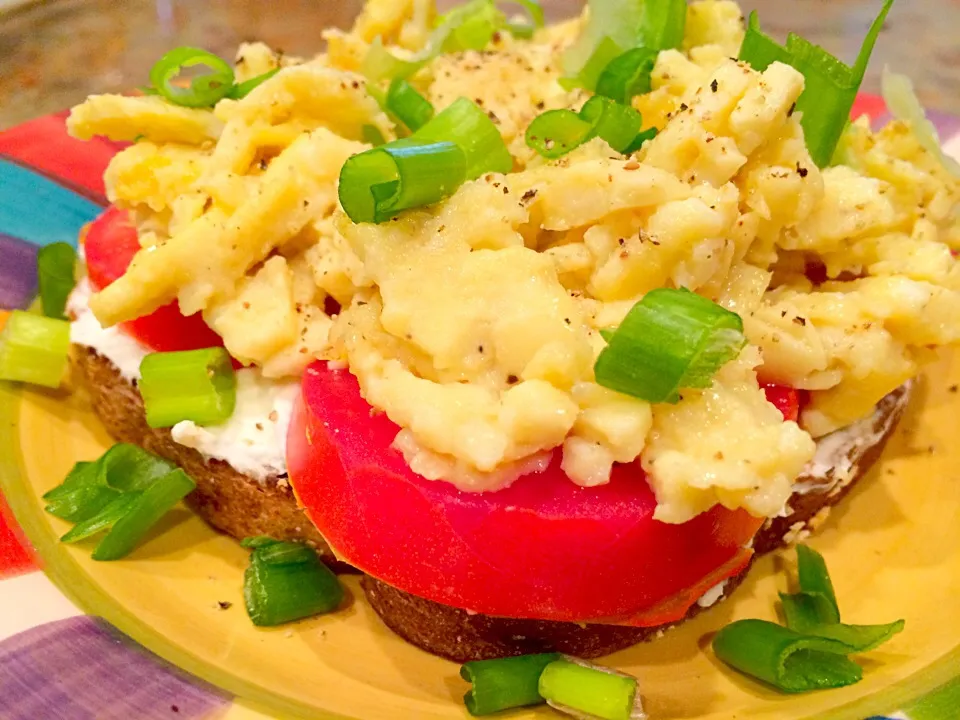 Whole Wheat Toast with Whipped Cream Cheese, Eggs, Tomatoes, & Scallions|idgara000さん