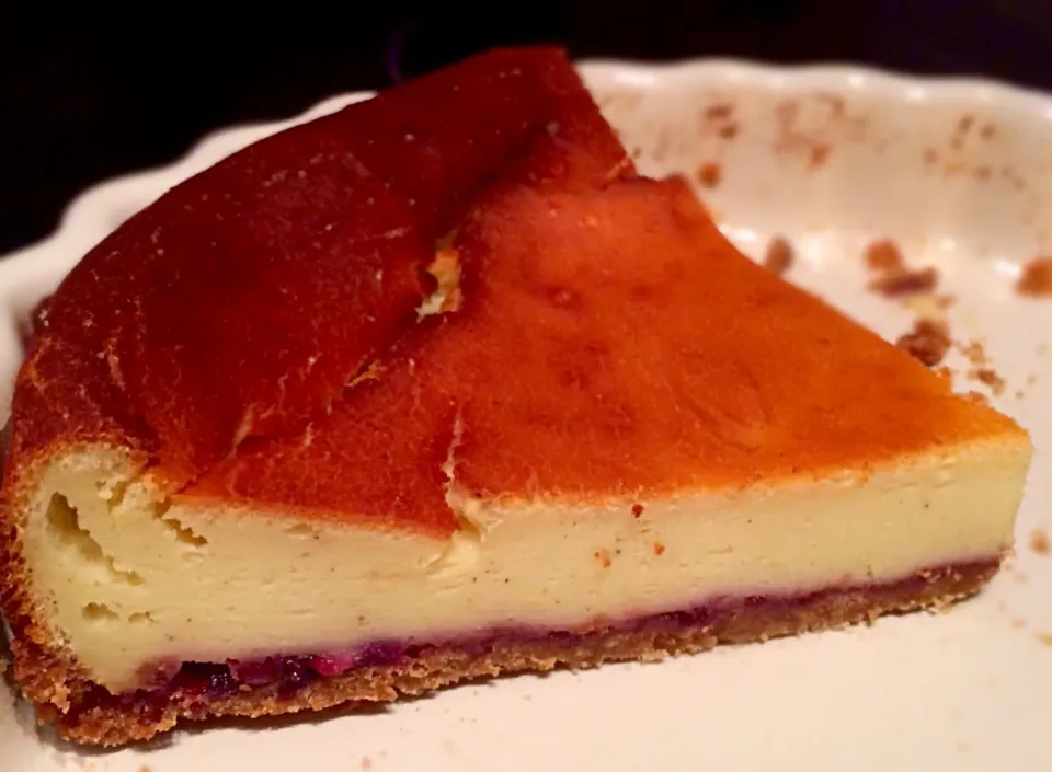 Light cheesecake tart with cookie crust and sour cherry jam|Aliceさん