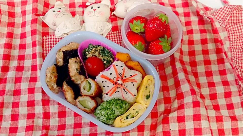 Snapdishの料理写真:５才娘のお弁当。豆腐と豚ミンチのふんわり焼き、ほうれん草ゴマ和え、焼きカボチャ、無添加ちくわキュウリの照り焼き、ネギ卵焼き。|やよさん