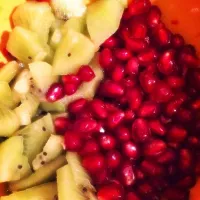 Snapdishの料理写真:Kiwi & Pomegranate|Alexandra Pripasさん