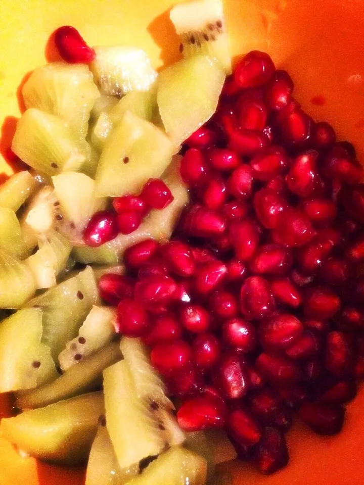 Snapdishの料理写真:Kiwi & Pomegranate|Alexandra Pripasさん