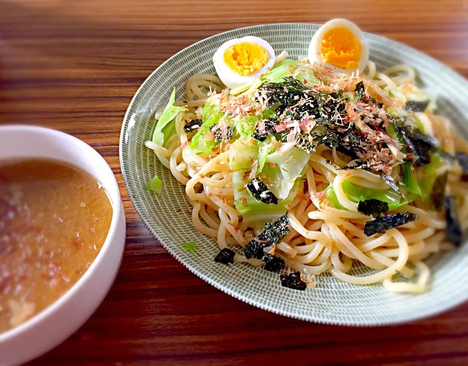 Snapdishの料理写真:お取寄せ頑者のつけ麺春キャベツ、茹で卵トッピング|福本一宇さん