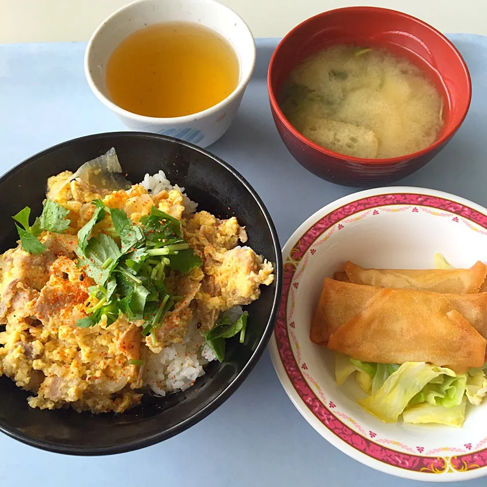 他人丼、春巻、味噌汁(じゃが芋・わかめ・うすあげ)|maixx ใหม่さん