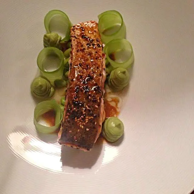 Sesame crusted salmon with edamame, coriander avocado cream prawn and brown butter sauce|CHUENCHAIさん