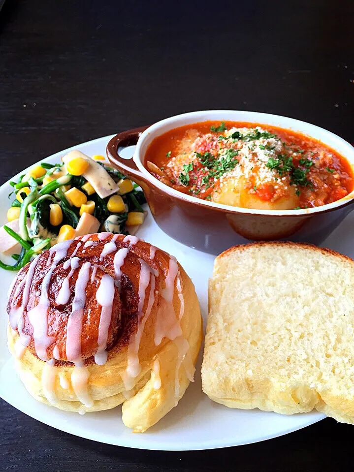 ⭐️シナモンロール ⭐️ミニ食パン ⭐️じゃがいもと挽肉のトマト煮 ⭐️ほうれん草とコーンのサラダ 胡麻ポンマヨドレッシング|よっちぃさん