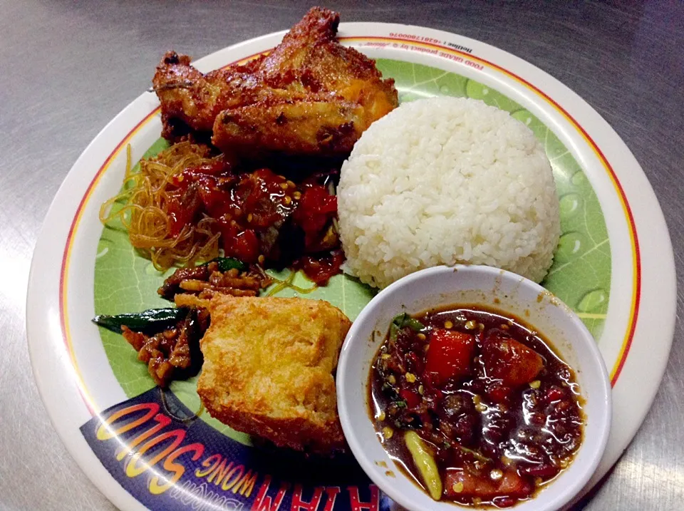 Snapdishの料理写真:Nasi Uduk - Ayam Goreng|Bambang Budiono Tjioさん