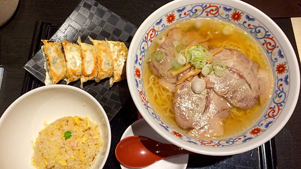 Snapdishの料理写真:ラーメンとチャーハンと餃子|lalapoさん