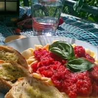 Snapdishの料理写真:Pasta mit Tomatensauce und Kräuterknoblauchbaguette|Hanna Rieschさん