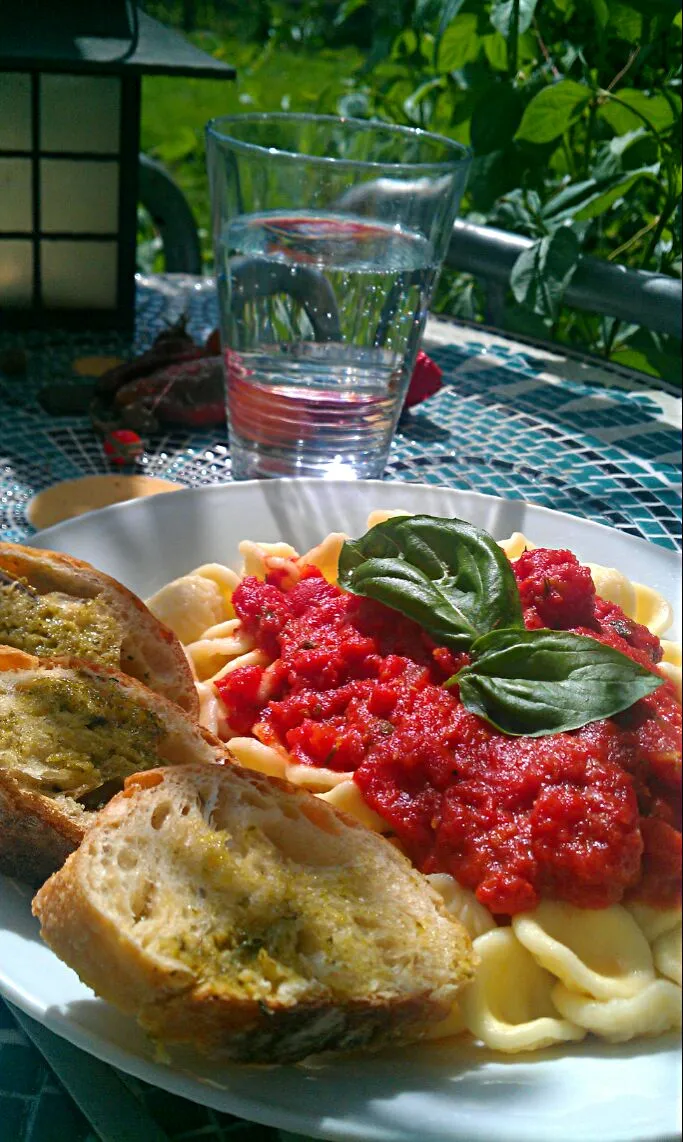 Pasta mit Tomatensauce und Kräuterknoblauchbaguette|Hanna Rieschさん