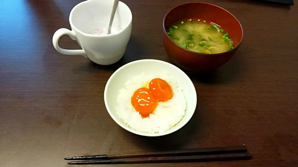 Snapdishの料理写真:醤油漬け卵＋味噌汁＋ヨーグルト(朝食)|ASTDさん