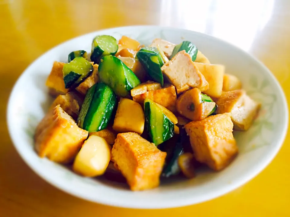 蕪と胡瓜と厚揚げの醤油炒め。ニンニク＆生姜|とんすけ😋さん