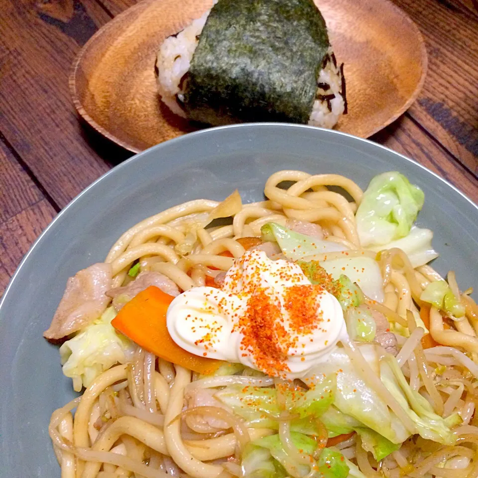 Snapdishの料理写真:焼うどん&塩昆布握り。|tomoccoさん