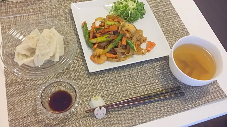 今日の夕食 カルディで購入した激辛バジル焼きそば、ゆで餃子、ごぼうスープ|pinknari🐰🌈さん