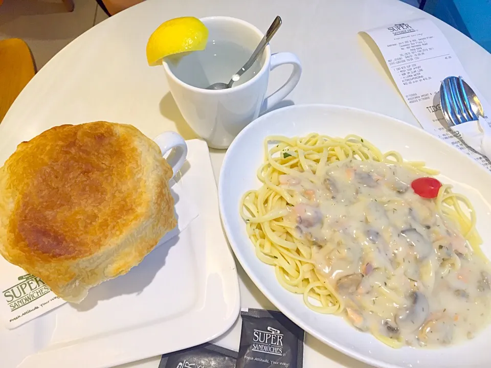 Mushroom soup with puff, salmon & clam linguine, lemon water|Sky Blueさん