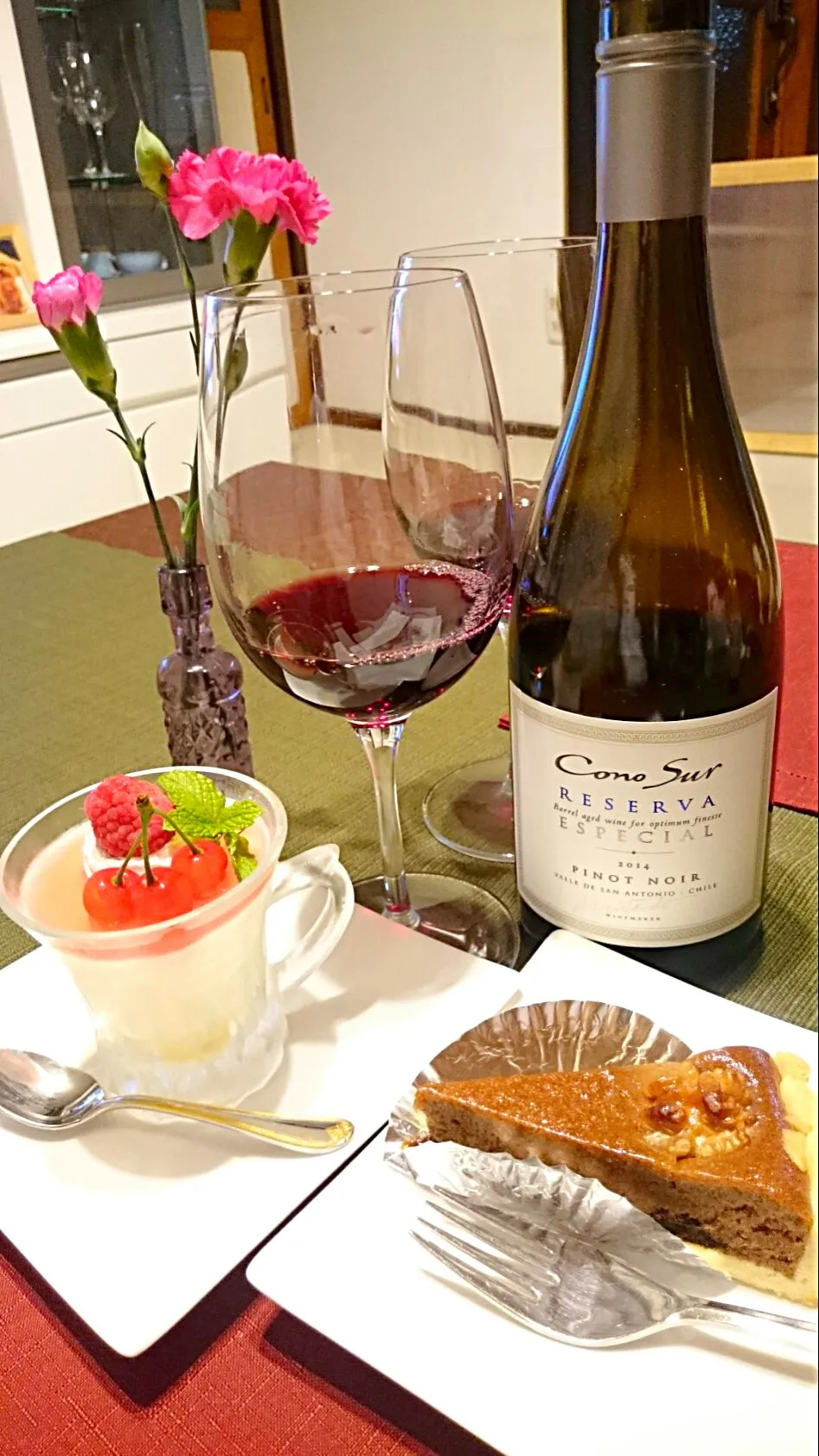 今日はチリの赤ワイン🍷コノスル・ピノ・ノワール・リゼルヴァ2014👍レアチーズグラスとクルミのタルトでΨ(￣∇￣)Ψ|ナムナムさん