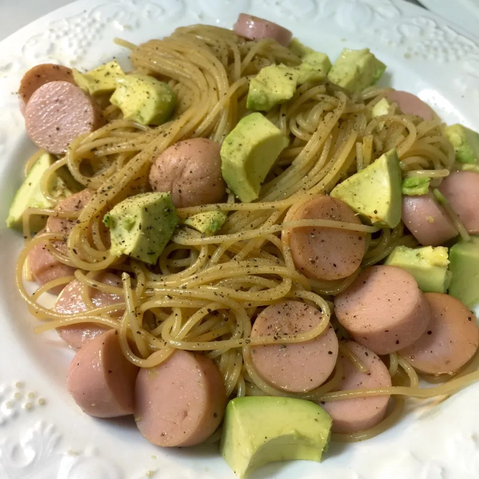 アボカドと魚肉ソーセージのパスタ。金麦を1缶。|織友さん