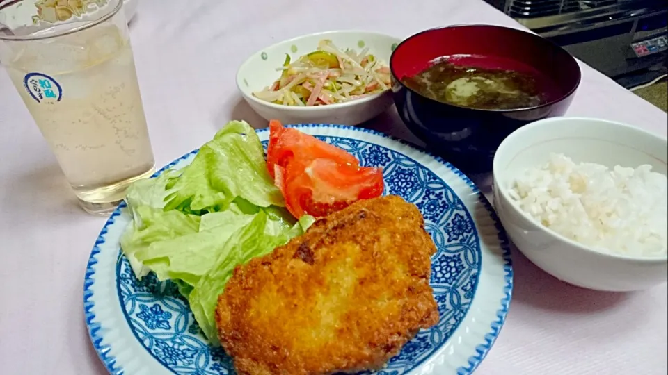 メンチカツとモヤシサラダと昆布の味噌汁|こまちょりさん