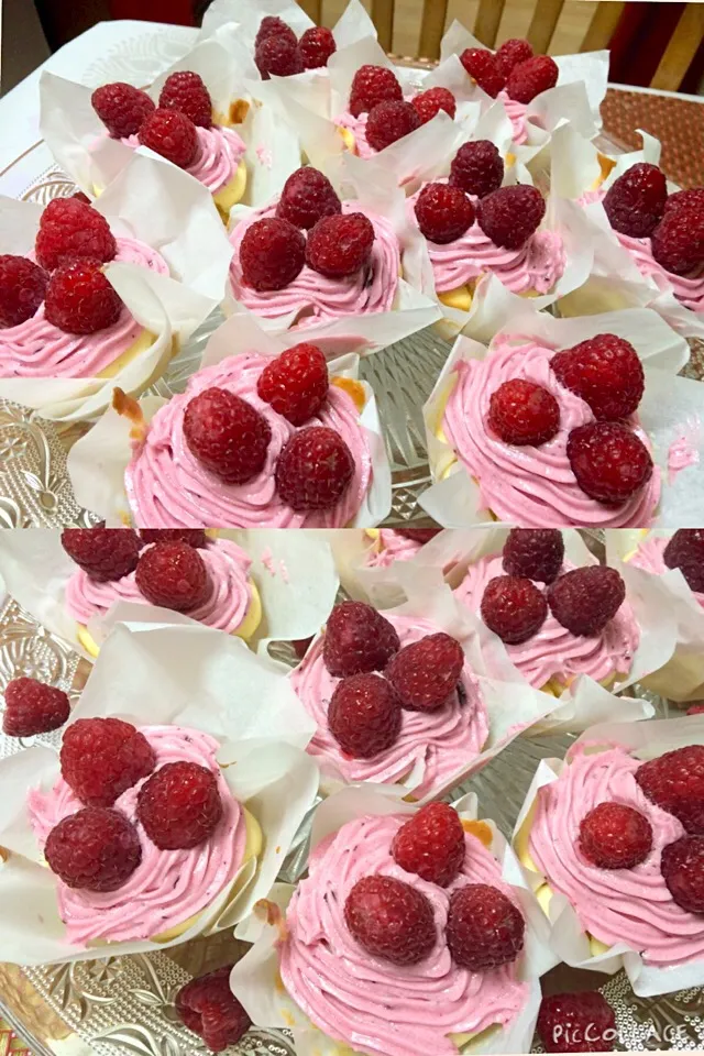 Raspberry vanilla cupcakes for my Friday night dessert time 😋☕️ enjoy your night everyone have a lovely evening|Babyluv Cabrera Ocampoさん