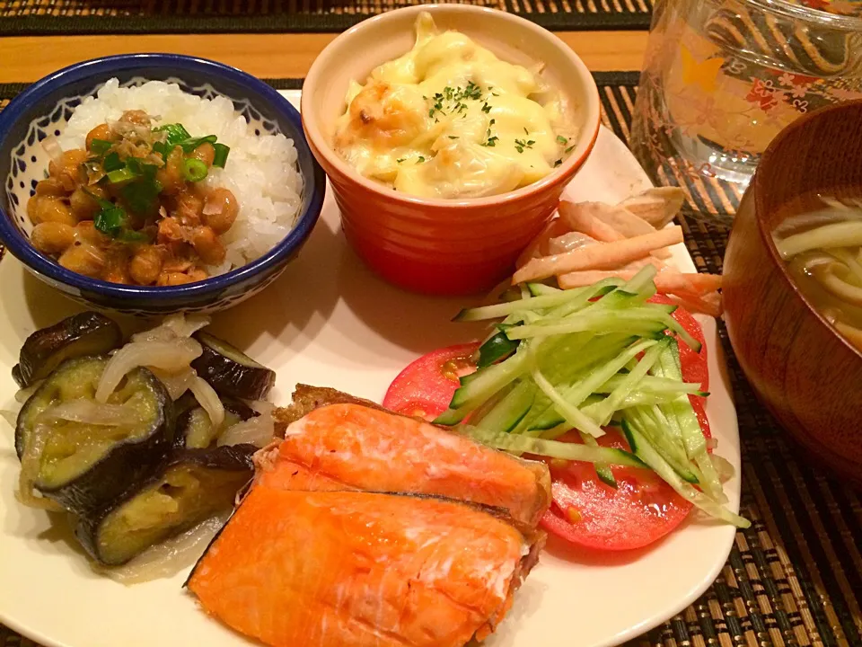 鮭の塩焼き♪お麸と新タマの豆乳グラタン♪色々野菜の夕飯プレート(*ˊૢᵕˋૢ*)|airi-nさん