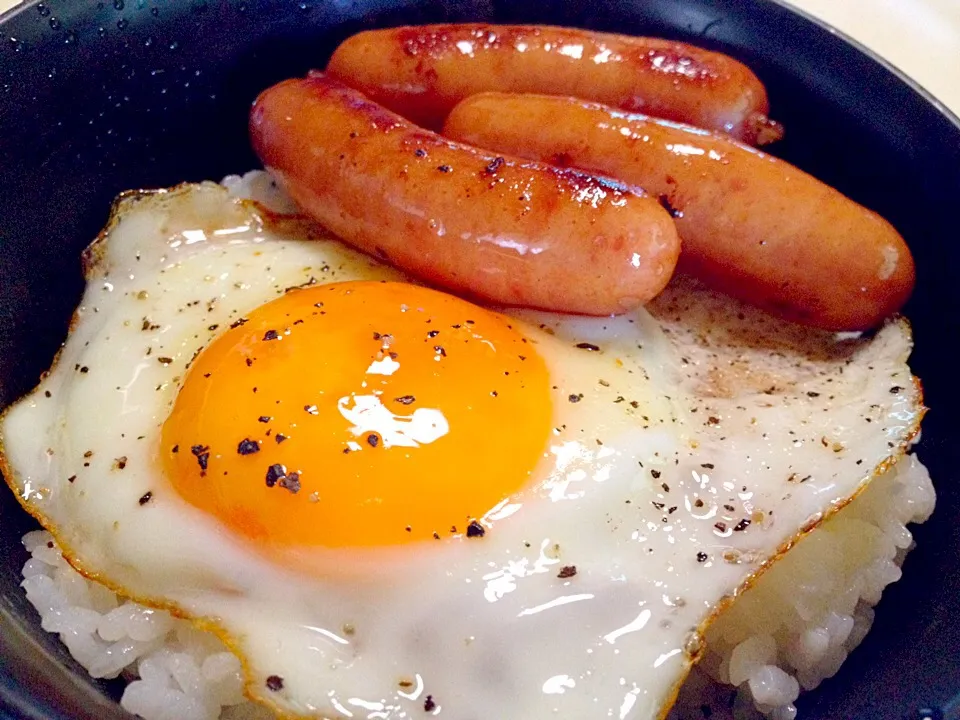 ただの目玉焼きとウインナーのっけごはん。|ひかるんさん